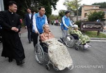 정홍원 총리 어르신들과 산책