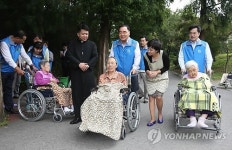 정홍원 총리 어르신들과 산책