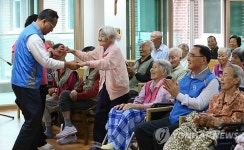 정홍원 총리 어르신과 즐거운 시간