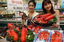 대형마트 랍스터 대전…가격 1만원 밑으로(종합)