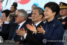 박수치는 박 대통령
