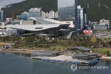 부산 영화의 전당 앞 마리나 시설