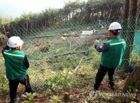 재개된 송전탑 공사 현장 울타리 설치