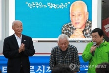 인사하는 김한길