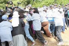 공사 현장 진입 시도하는 주민들