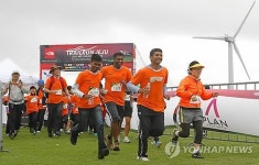 출발하는 국제 트레일러닝대회 참가자들