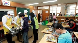식당이 없어… 학교 1천500여곳 교실에서 밥 먹는다