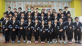 유명 디자이너가 만든 한복 교복 입는 초등학교