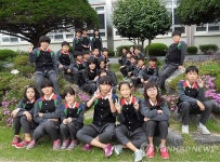 유명 디자이너가 만든 한복 교복 입는 초등학교