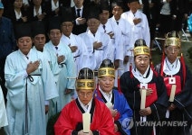 국민의례하는 제관들