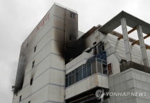 경남 거제서 상가 건물에 불…10여명 대피소동(종합)
