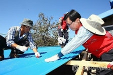 이동필 장관, 슬레이트 지붕 개량 봉사활동