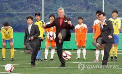 드림필드 11호 개장 축하 히딩크 시축