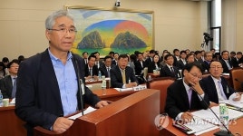 <2013 국감> 답변하는 서금성 아모레퍼시픽 피해대리점협의회 회장