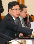 새누리당 발언 듣는 윤상직 장관
