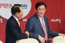 이야기하는 최경환 원내대표와 김종태 국방위 간사