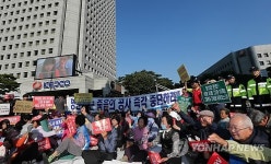 한국전력 앞에 모인 밀양 주민들