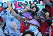한국전력 앞에 모인 밀양 주민들