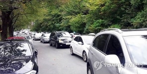 단풍 절정…설악산 교통 정체 극심