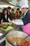점심 배식하는 대학총장