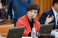 <2013국감> 질의하는 윤명희 의원