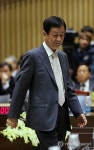  국감장 들어서는 진영 의원