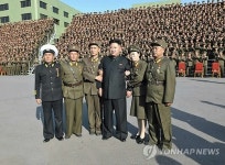 北김정은, 중대장·정치지도원대회 참가자들과 기념사진
