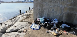 쓰레기로 몸살 앓는 방파제