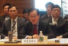 답변하는 권영세 주중대사