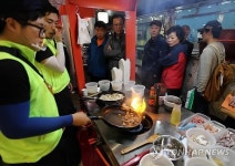 전국 첫 상설 야시장에 관광객 북적