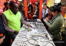 명물 예감 첫 상설 야시장에 관광객 북적