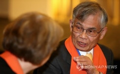 이야기 나누는 노무라 모토유키 목사