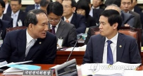 <2013국감> 대화하는 박승춘 국가보훈처장과 이성보 국민권익위원장