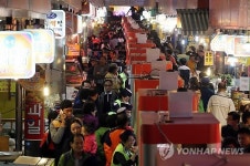 불 밝힌 전국 첫 상설 야시장 북적