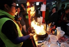불 밝힌 전국 첫 상설 야시장 북적