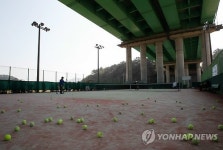테니스장이 이 정도는 돼야죠