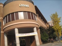 대형마트 高성장 20년…위기의 전통시장은 변신중