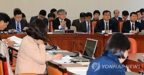 답변하는 이은철 원자력안전위원장