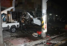 김해서 승용차 편의점 돌진…외국인 2명 사상(종합)