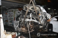 김해서 승용차 편의점 돌진…외국인 2명 사상(종합)