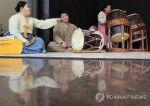 로비에서 펼쳐진 우리 음악극
