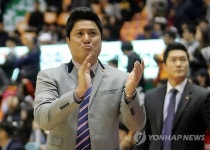 박수치는 문경은 감독