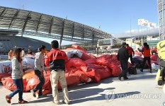 제주월드컵경기장에 전복된 놀이기구