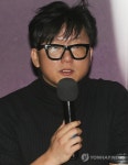 질문에 답하는 박진성 감독