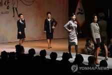 시니어 모델들의 아름다운 워킹