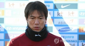 인터뷰하는 홍명보 감독