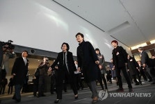 미술관 둘러보는 박 대통령