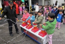 소화기 사용법 체험하는 원생들