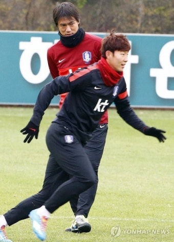 손흥민  바라보는 홍명보 감독