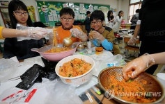 전북 학교 비정규직 파업…38곳 급식차질(종합)
